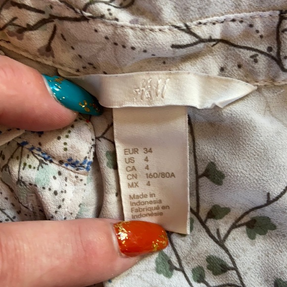 H&M size 4 sheet sleeveless blouse - Picture 2 of 2